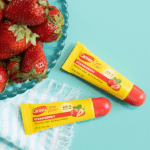 BÁLSAMO LABIAL CARMEX CLASSIC MEDICATED DAILY CARE SPF 15 STRAWBERRY 10GR - Imagen 2