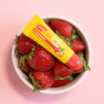 BÁLSAMO LABIAL CARMEX CLASSIC MEDICATED DAILY CARE SPF 15 STRAWBERRY 10GR - Imagen 3
