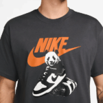 CAMISETA CASUAL MASCULINO NIKE SPORTSWEAR PANDA DUNK MANGAS CORTAS - Imagen 3