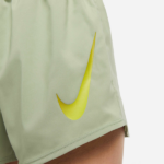 SHORT DEPORTIVO FEMENINO NIKE SWOOSH VENEER DRI-FIT - Imagen 4