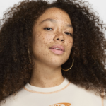 CAMISETA CASUAL FEMENINO NIKE SPORTSWEAR CHILL KNIT CROPPED MANGAS CORTAS - Imagen 2