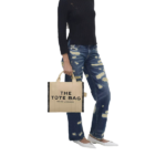 BOLSO DE MANO FEMENINO MARC JACOBS TOTE THE JACQUARD M WARM SAND - Imagen 9