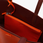 BOLSO DE HOMBRO FEMENINO LACOSTE TOTE ANNA REVERSIBLE MARRÓN/NARANJA - Imagen 9